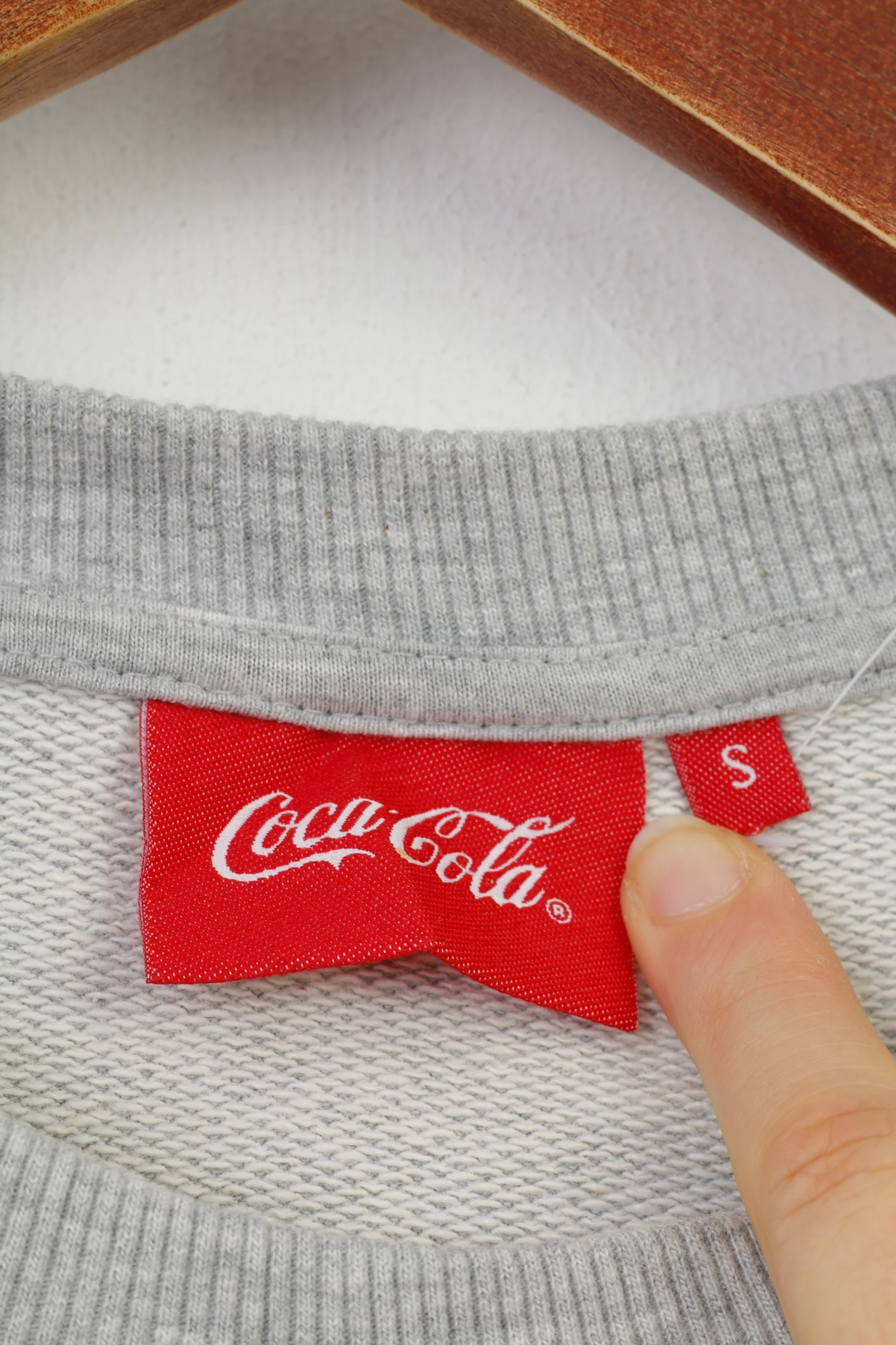Cedar Wood State Men S Sweatshirt Grey Graphic Coca Cola Santa Crew Neck Vintage Top - Image 4