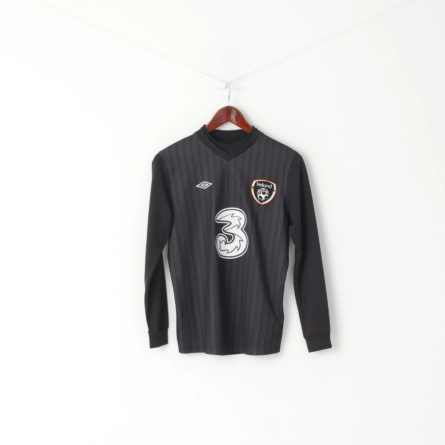 Tailored by Umbro Youth 158 XLB Shirt Black Long Sleeve Ireland Football Club Jersey