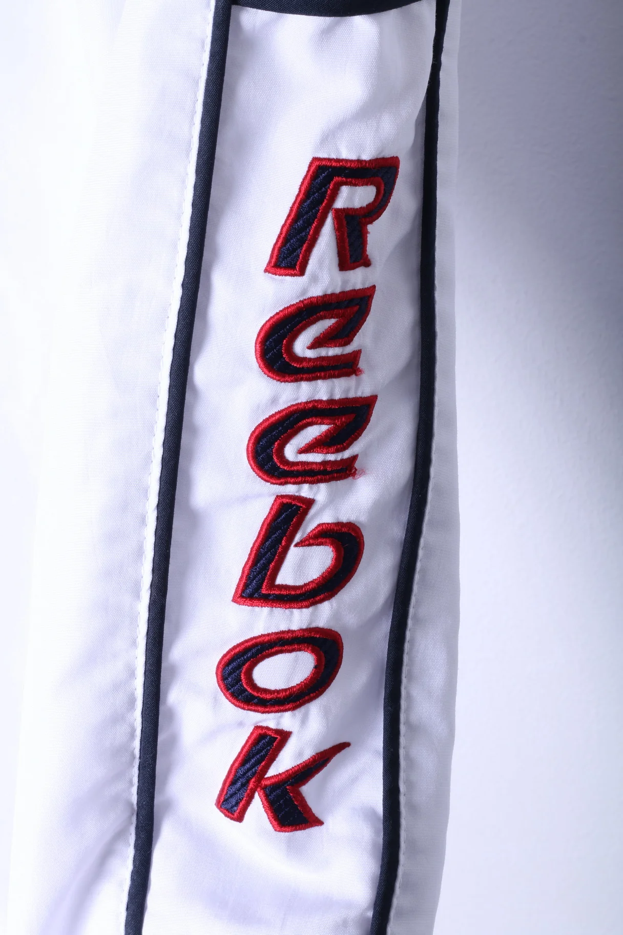 Reebok Mens M Crop Bottoms White Capri Logo Gym Sportswear Pants - Image 4