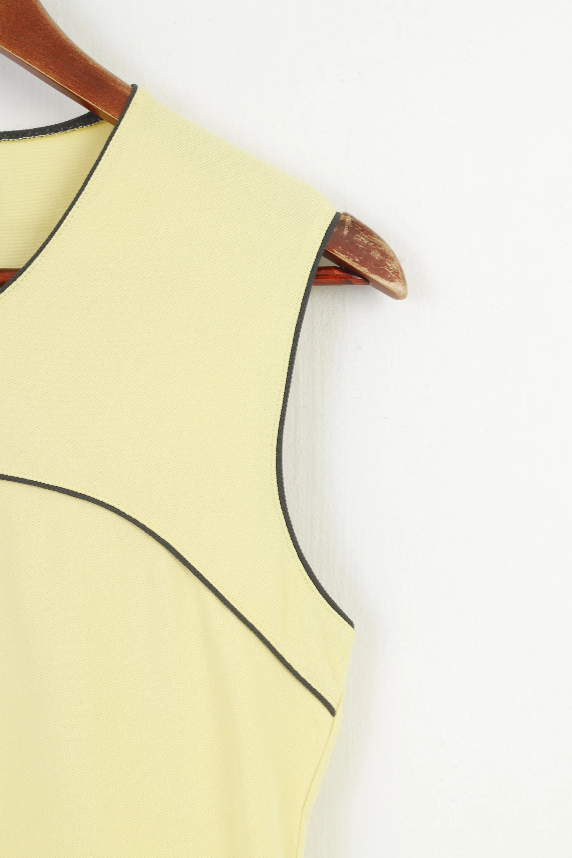 Helly Hansen Woman M Shirt Sleeveless Yellow V Neck Nylon Vintage Sport Top - Image 3