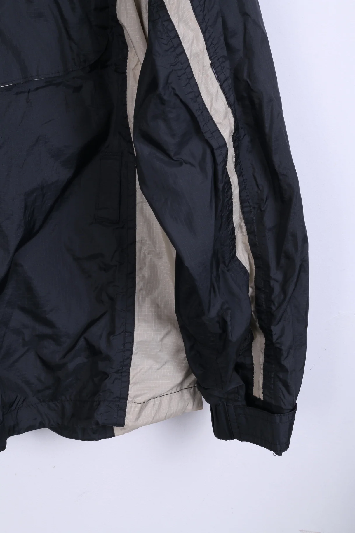 Mens L Jacket Black Full Zipper Pockets Mesh Inside Nylon Waterproof - Image 2